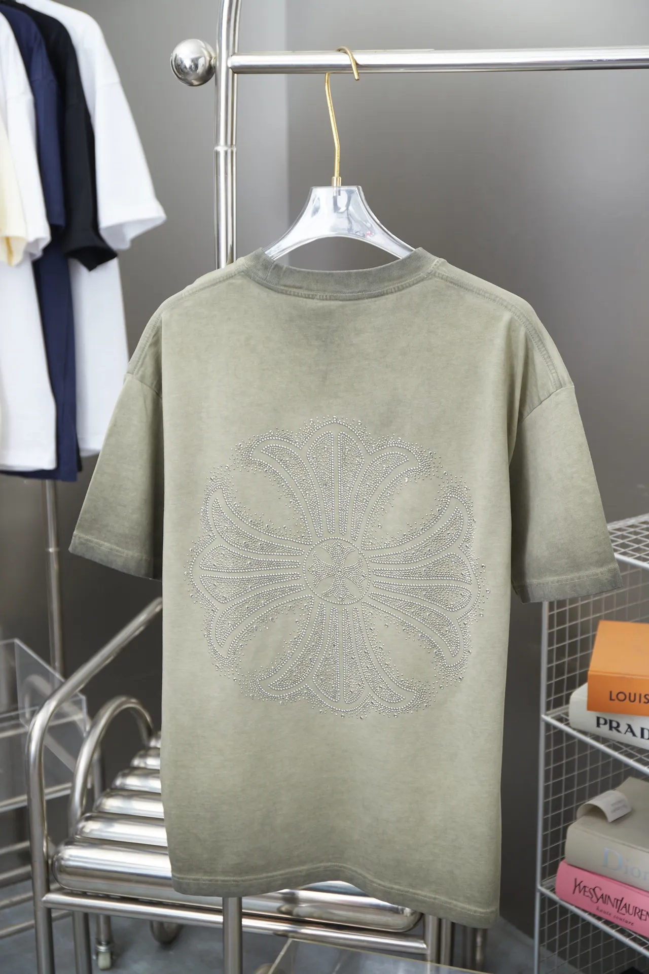 🅿️220 Chrome Hearte 25SS early spring new model, hot diamond short sleeves, light luxury, a must-have item for daily commuting for men and women, correct version, welcome to compare, detailed features · 280 grams of 100% pure cotton double yarn jersey fabric · Special thickened 32 pieces of double-strand 1X1 thread in the same vat · Imported Australian matte pearlescent diamonds. Ready-made garments are dyed and then faded and fried with snowflakes. Then wash to make it look old. General washing improves the effect · Double-needle stitching across seams · Original main mark, washed tag, branded moisture-proof paper packaging Color: black/apricot/grey/military green Size: S/M/L/XL
